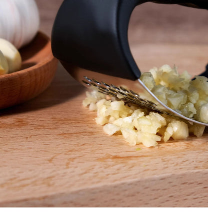 Black Stainless Steel Garlic Press Rocker Ergonomic Garlic Crusher and Ginger Mincer Professional Kitchen Tool